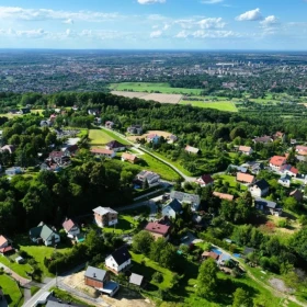 Widokowa działka z drewnianym domem blisko Tarnowa