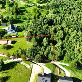 Widokowa działka z drewnianym domem blisko Tarnowa