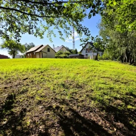 Widokowa działka z drewnianym domem blisko Tarnowa