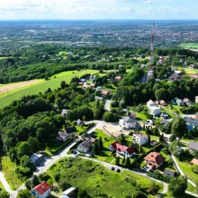 Widokowa działka z drewnianym domem blisko Tarnowa