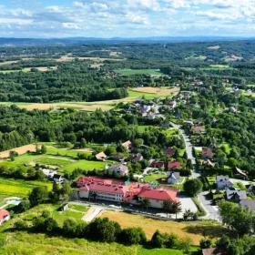 Widokowa działka z drewnianym domem blisko Tarnowa