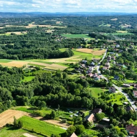 Widokowa działka z drewnianym domem blisko Tarnowa
