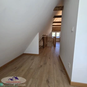 W PEŁNI WYPOSAŻONY I UMEBLOWANY PENTHOUSE W HISTORYCZNEJ WILLI NA ZBOCZU GÓRY PARKOWEJ!