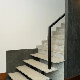 W PEŁNI WYPOSAŻONY I UMEBLOWANY PENTHOUSE W HISTORYCZNEJ WILLI NA ZBOCZU GÓRY PARKOWEJ!