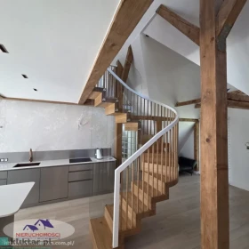 W PEŁNI WYPOSAŻONY I UMEBLOWANY PENTHOUSE W HISTORYCZNEJ WILLI NA ZBOCZU GÓRY PARKOWEJ!