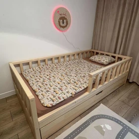 Drewniane łóżko dziecięce 