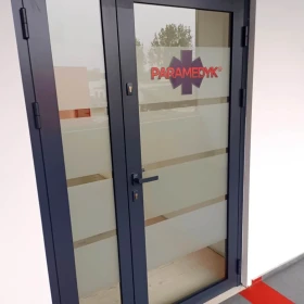 Folie matowe mleczne paski - białe matowe paski  do oklejania szyb Warszawa- Folie dekoracyjne paski Warszawa -Usługa oklejania szyb