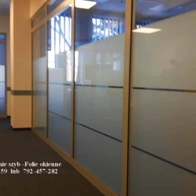 Folie matowe mleczne paski - białe matowe paski  do oklejania szyb Warszawa- Folie dekoracyjne paski Warszawa -Usługa oklejania szyb