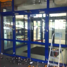 Usługa usuwania folii z szyb, okien ,witryn Warszawa - Zrywanie folii naklejek, usuwanie kleju, mycie szyb Warszawa - USŁUGA 