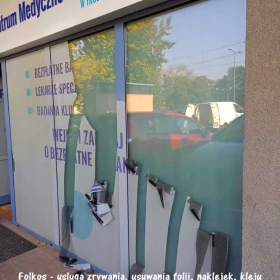 Usługa usuwania folii z szyb, okien ,witryn Warszawa - Zrywanie folii naklejek, usuwanie kleju, mycie szyb Warszawa - USŁUGA 