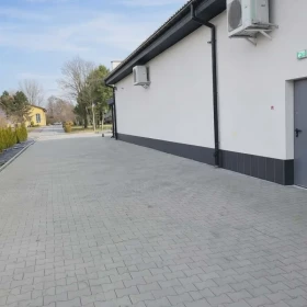 Nowoczesny budynek 600 m² na sprzedaż w Mędrzechowie – idealny pod działalność