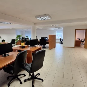 Strusińska-pow. biurowa 130-260m2, parking