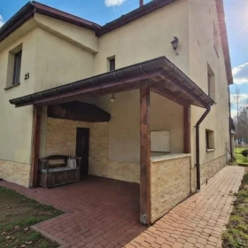 Dom z duszą na uboczu – cisza i przestrzeń