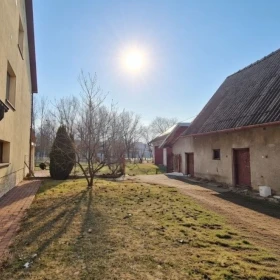 Dom z duszą na uboczu – cisza i przestrzeń