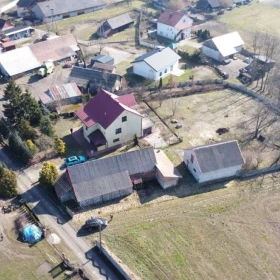 Dom z duszą na uboczu – cisza i przestrzeń