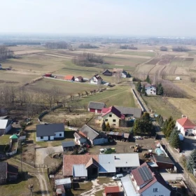 Dom z duszą na uboczu – cisza i przestrzeń