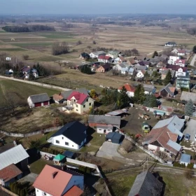 Dom z duszą na uboczu – cisza i przestrzeń