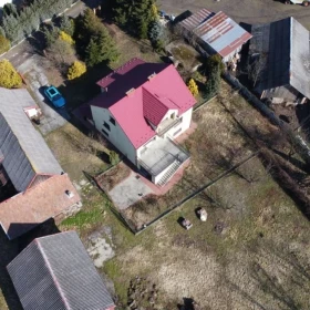 Dom z duszą na uboczu – cisza i przestrzeń