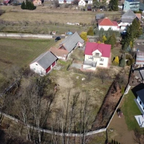 Dom z duszą na uboczu – cisza i przestrzeń