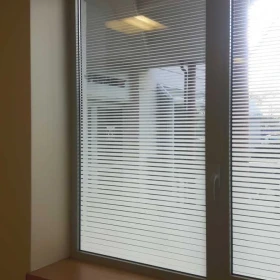 Folie matowe na szklane balkony- oklejamy szyby balkonowe folią matową- Folia matowa na BALKON Warszawa -Usługa oklejania szyb