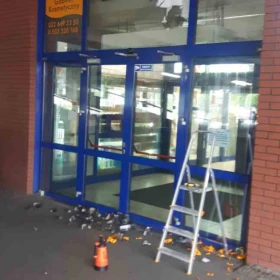 Usługa zrywania folii z witryn- usuwanie folii z szyb , okien, drzwi- demontaż starej zniszczonej folii, napisów, usuwanie kleju, mycie szyb Warszawa