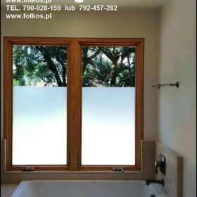 Folia 100% zaciemniająca - Folia nie przepuszczająca światła -Folia matowa dwukolorowa ( czarna od strony kleju, biała od strony właściwej ) Folkos