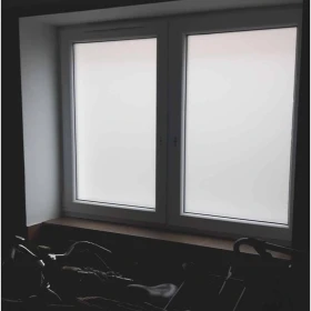 Folia 100% zaciemniająca - Folia nie przepuszczająca światła -Folia matowa dwukolorowa ( czarna od strony kleju, biała od strony właściwej ) Folkos