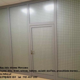 Folia 100% zaciemniająca - Folia nie przepuszczająca światła -Folia matowa dwukolorowa ( czarna od strony kleju, biała od strony właściwej ) Folkos