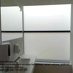 Folia 100% zaciemniająca - Folia nie przepuszczająca światła -Folia matowa dwukolorowa ( czarna od strony kleju, biała od strony właściwej ) Folkos