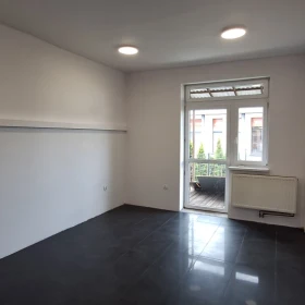 Krakowska-lokal 87m2, witryny, parking