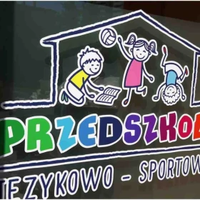 Folie  na okna do szkół, żłobków, przedszkoli, aptek, szpitali, biur, mieszkań, zakładów produkcji, obiektów uzyteczności publicznej- usługa oklejania